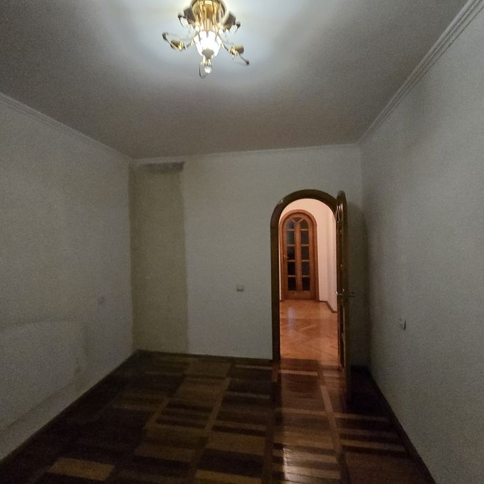 ДОБРОТНА 3 кімнатна квартира біля торгового центру