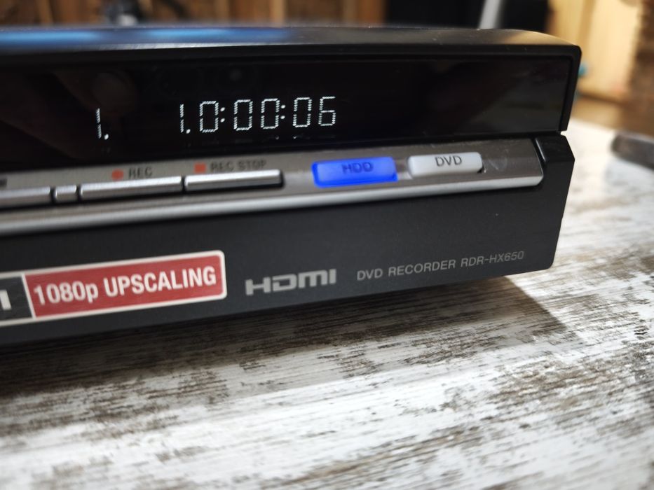 Nagrywarka DVD Sony RDR-HX650 wraz z oryginalnym pilotem.