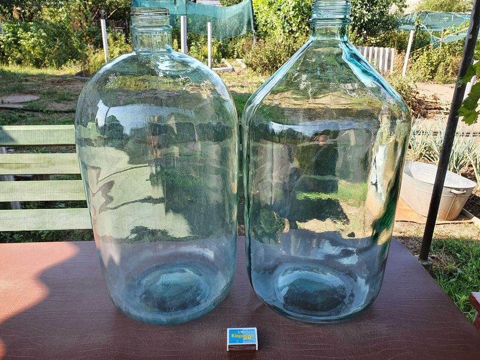 Стеклянные бутыли и банки по 10 литров белое стекло пр-ва СССР.