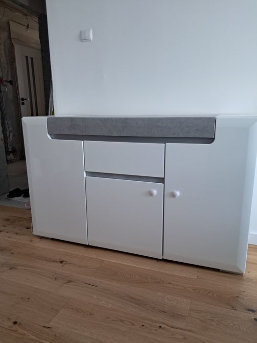 Komoda z podświetleniem i pólka