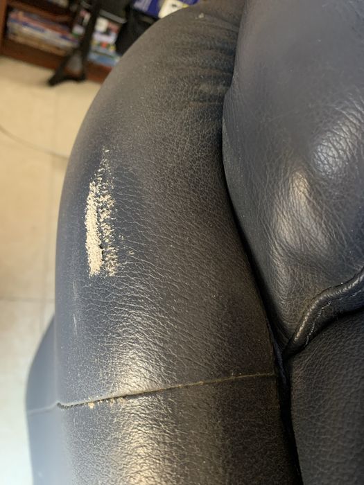 2 sofás em pele azul de dois lugares