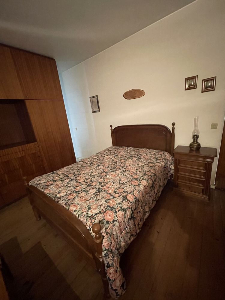 Cama e mesa cabeceira em madeira