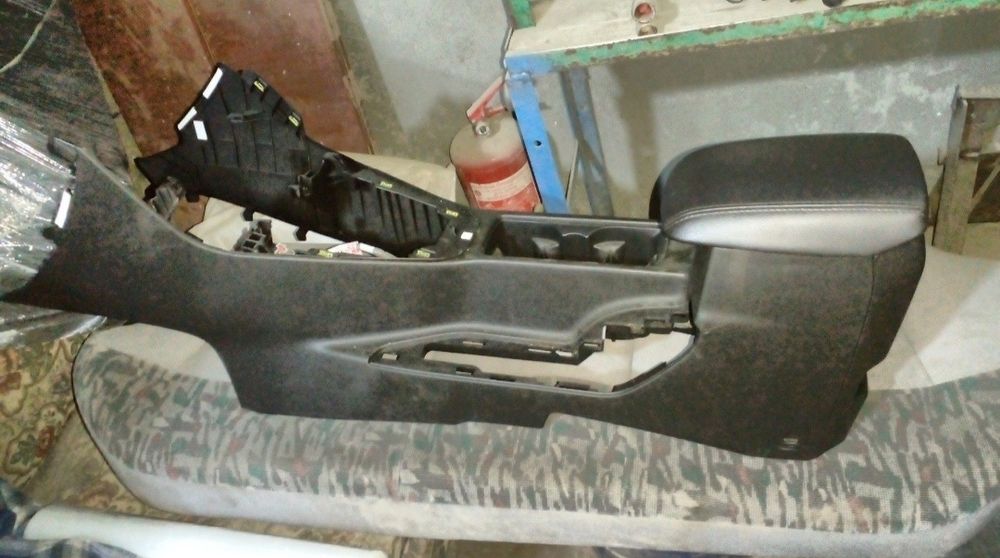 Подлокотник Ford Focus 3 Цетральная консоль\подлокотник кожа Фокус 3