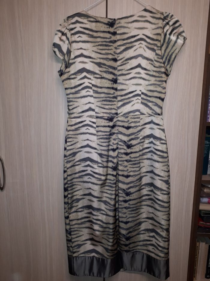 Beżowo-oliwkowa sukienka zebra, idealna na wesele