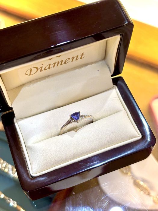 Pierścionek z tanzanitem i brylantami białe złoto