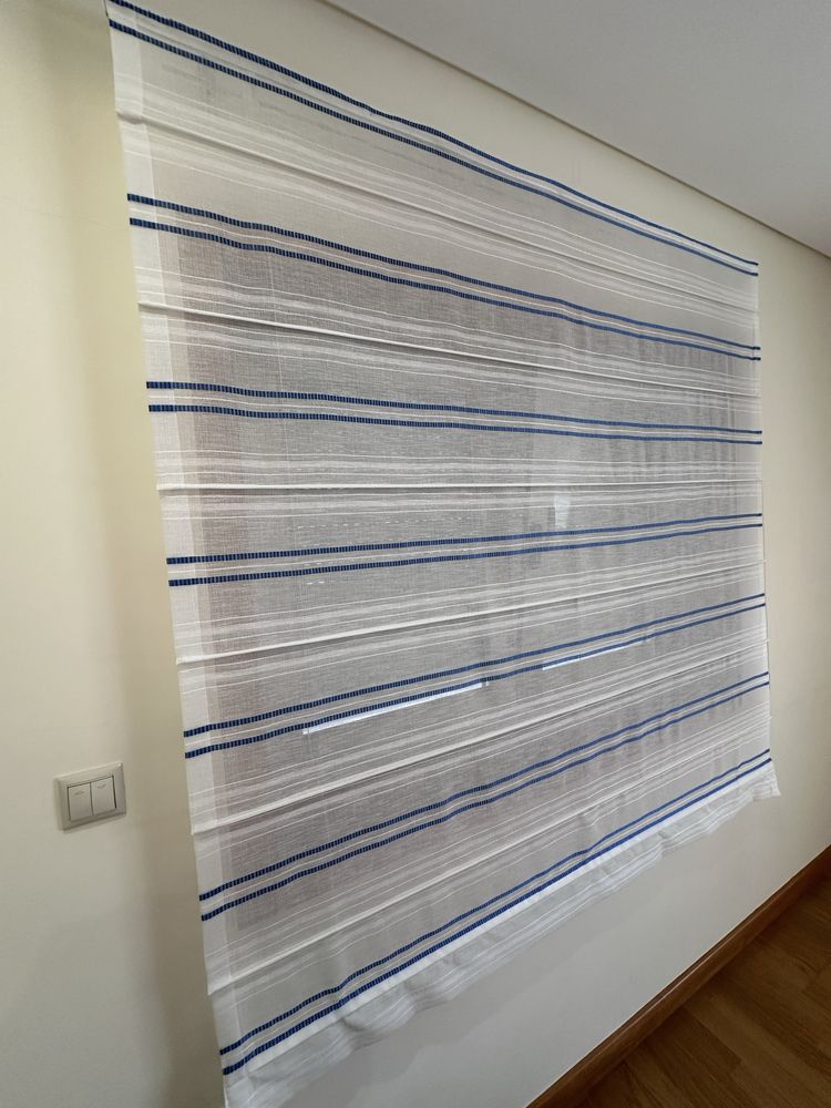 Cortinas Telas brancas com pormenores azuis