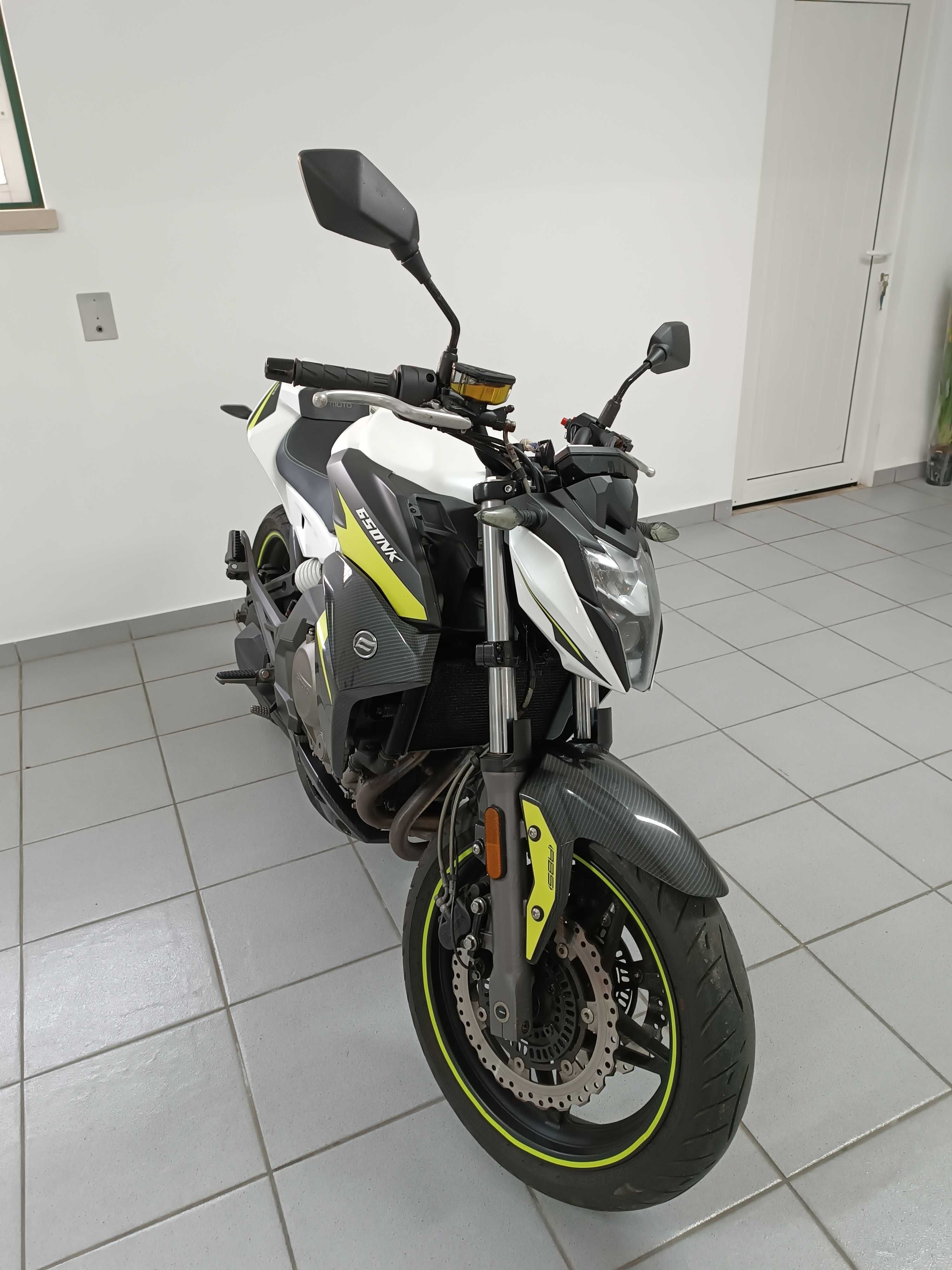 CFMoto 650 NK ABS de 2019 com 7800km.