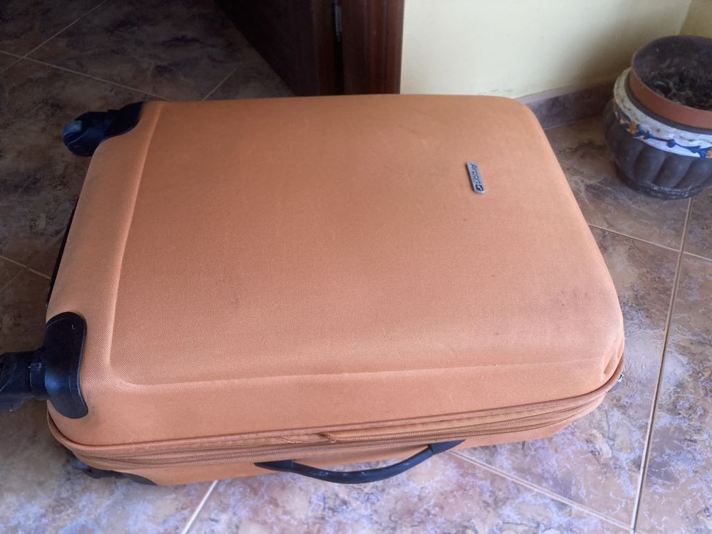 Mala de viagem rigída em bom estado