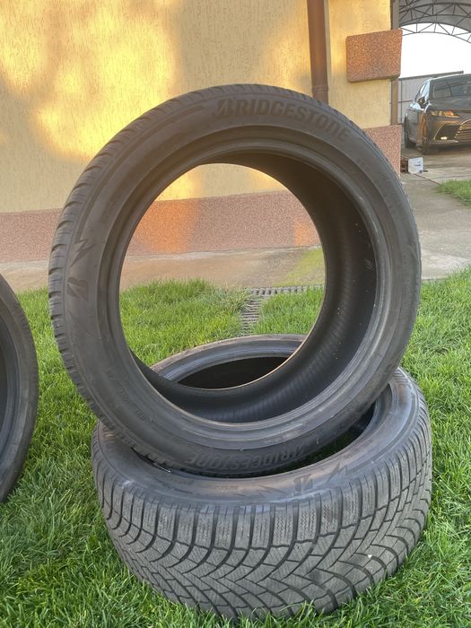 Продам Шины Brigestone Blizzak 235/45r18
