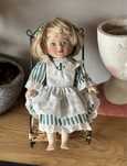 Lalka porcelanowa kolekcjonerska vintage w bujanym fotelu retro
