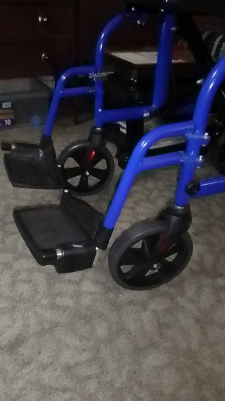 Cadeira de rodas - Marca - Mobiclinic - usada como nova