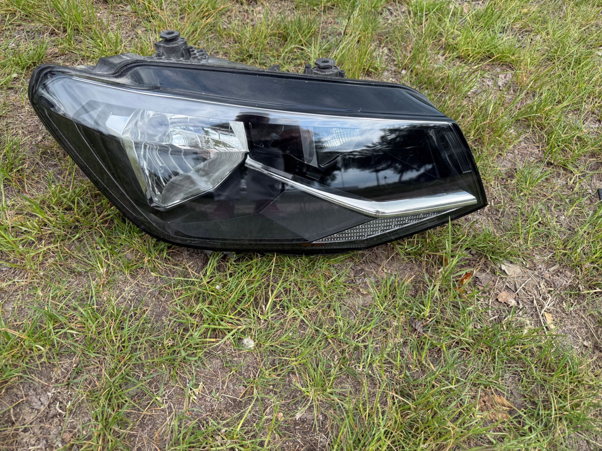 Lampa przednia prawa VW Caddy 2K1 cala ładna EU
