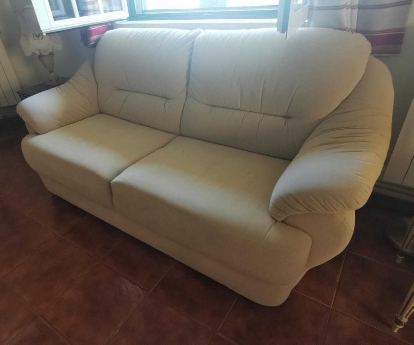 Conjunto 3 sofás cor bege, 1 de 3 lugares e 2 poltronas individuais