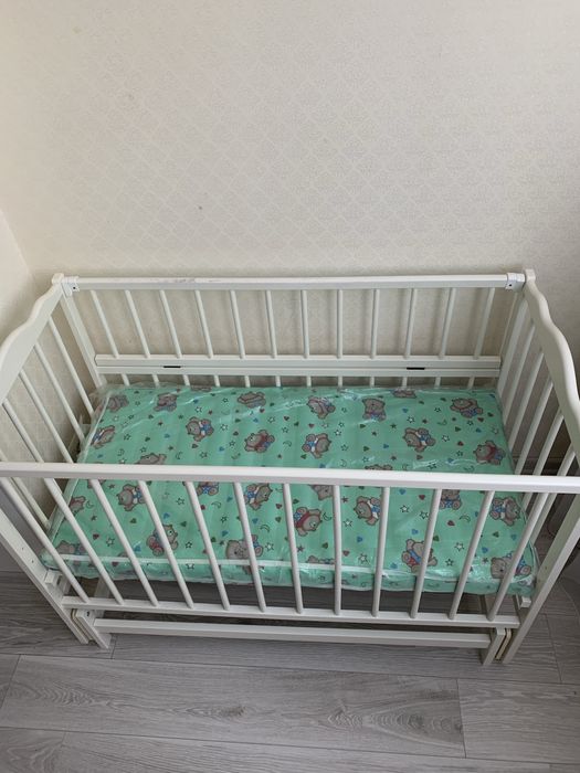 Дитяча кроватка з маятником