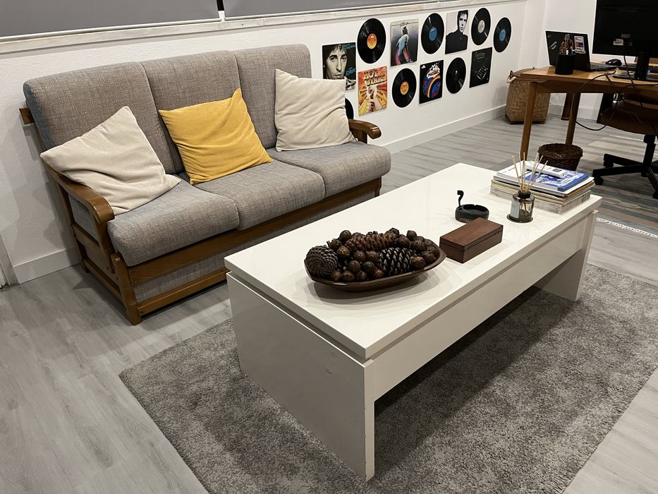Sofa e mesa de centro