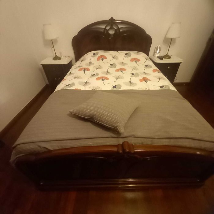 Mobiliário de quarto completo em madeira maciça de Mogno