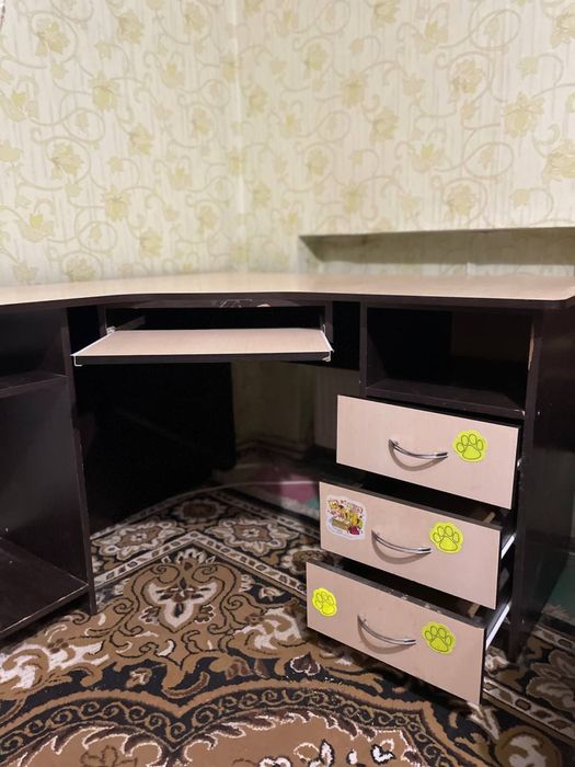 Офісний стіл з поличками