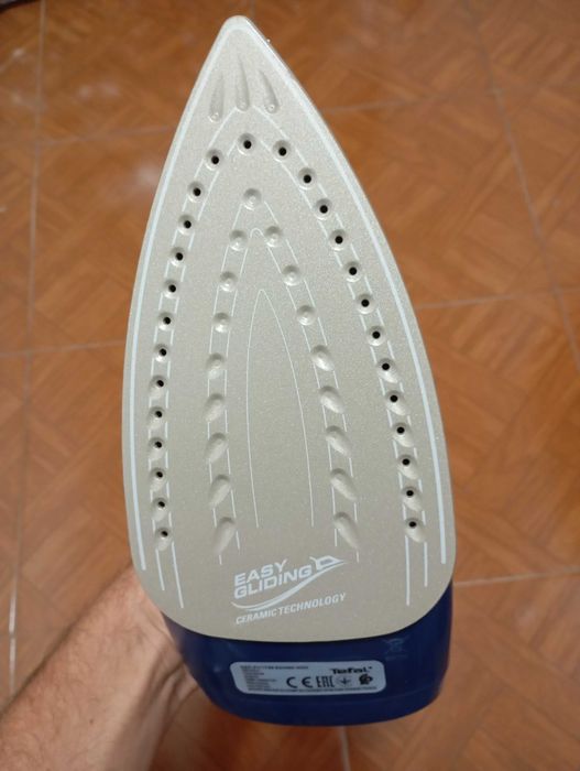 Ferro de passar roupa novo