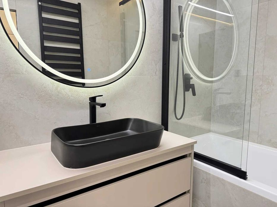 Сучасна двокімнатна в центрі