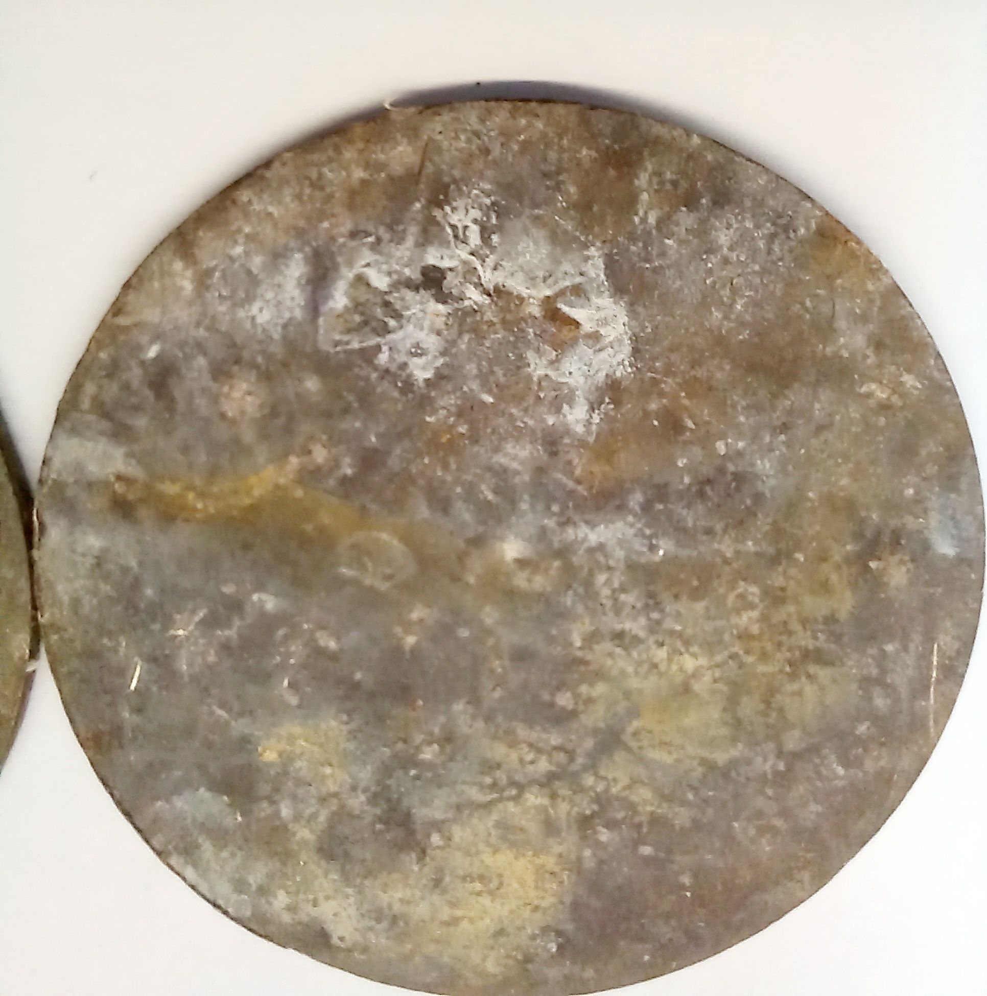 Krążki monety żetony blaszki tajemnicze formy