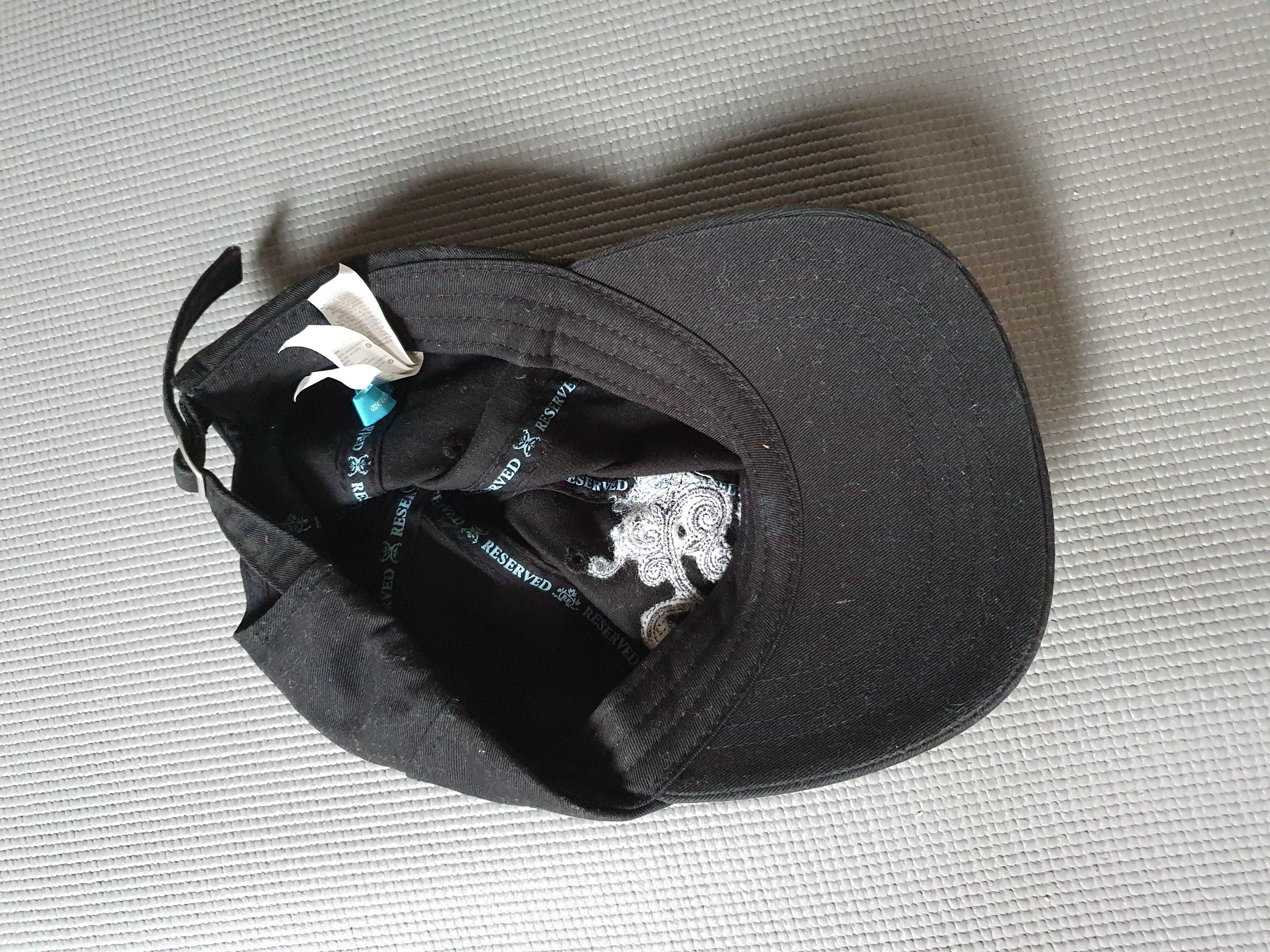 Czarna czapka z daszkiem Reserved