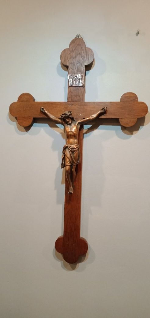 Krzyż dębowy z figurka JEZUSA