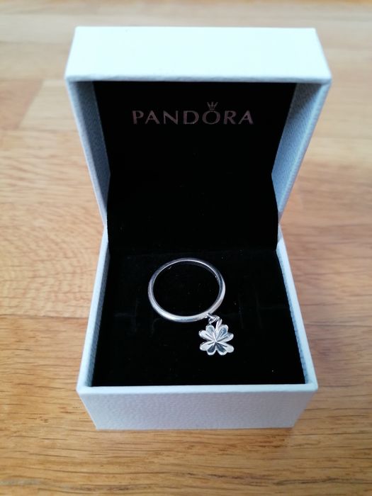NOVO Anel Pandora Dangling Clover