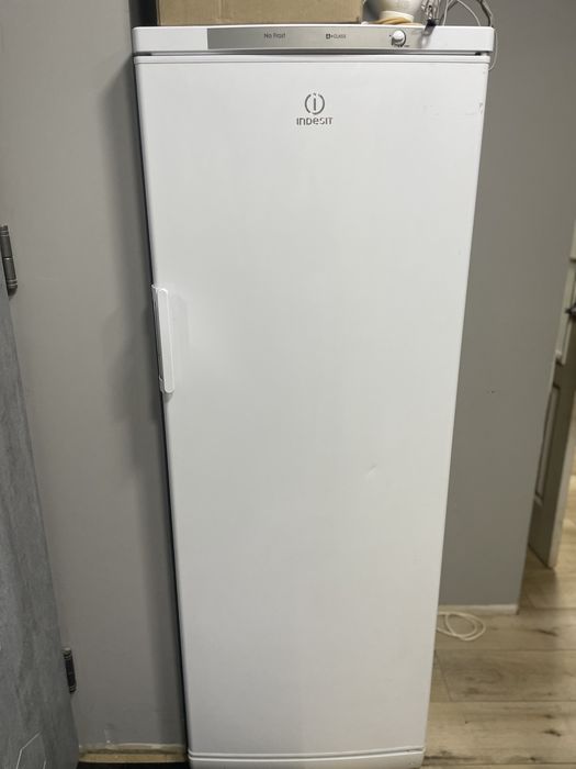 Продам морозильную  камеру indesit