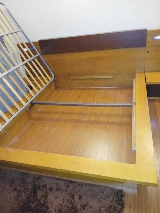 Quarto Completo - King Size LEDs, Mesinhas de Cabeceira e Camiseiro