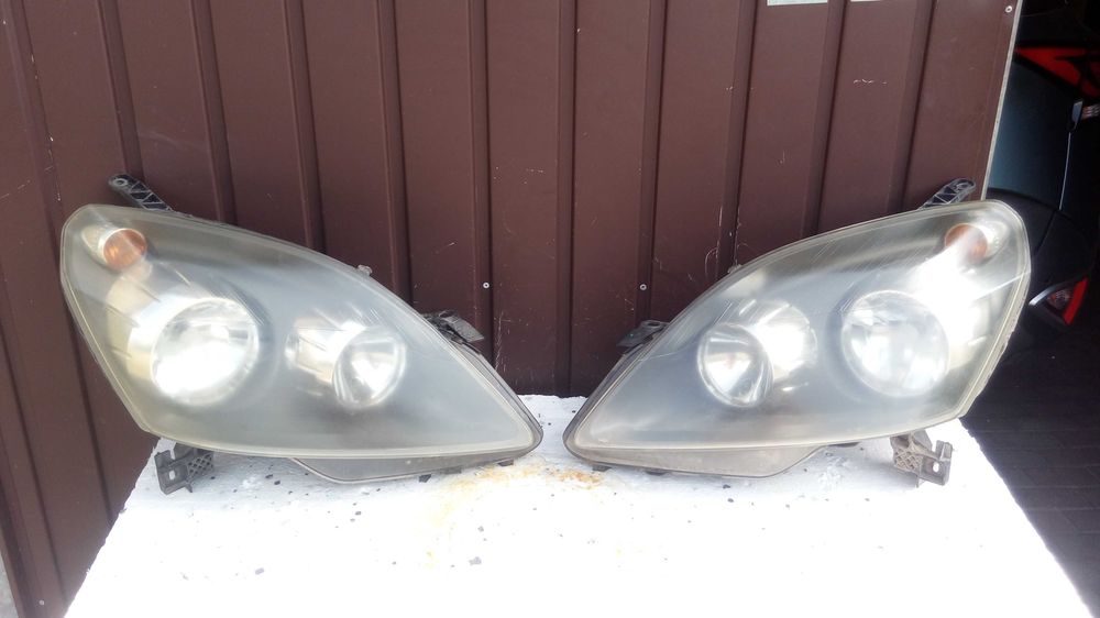 Opel Zafira B Lampa prawa lewa przód przednia