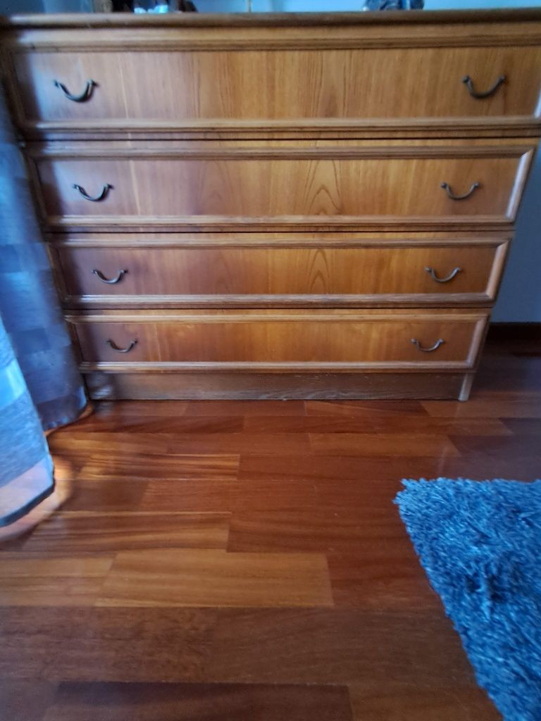 Mobília de quarto (armário, cama, mesinha cabeceira)