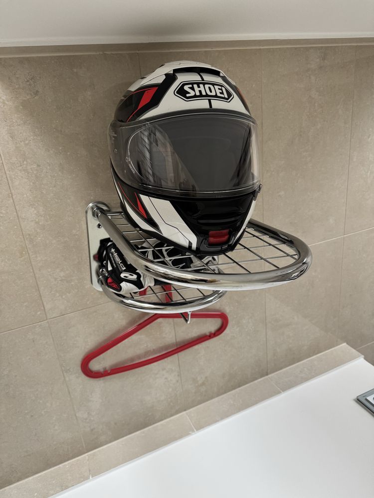 Wieszak na kask motocyklowy i odzież