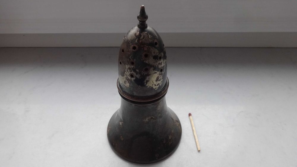 Bardzo stara duża angielska solniczka.