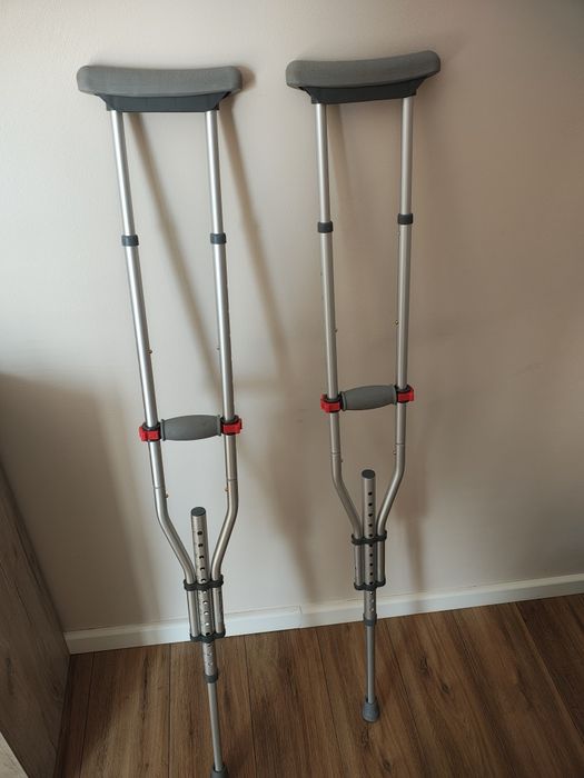 Regulowane rehabilitacyjne kule pachowe z regulacją wysokości