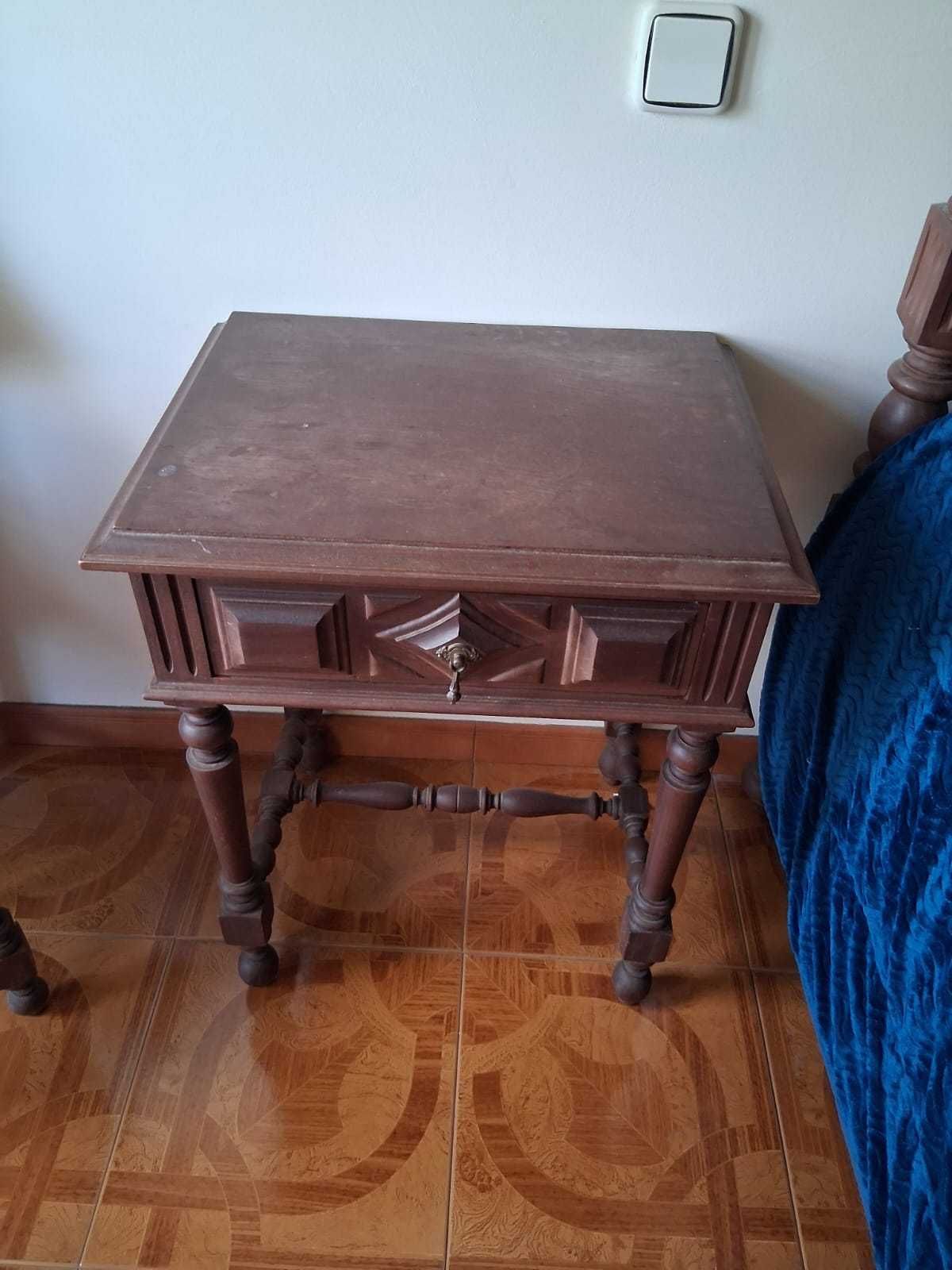Mobília de quarto com cama, 2 mesas de cabeceira, 2cadeiras e cómoda