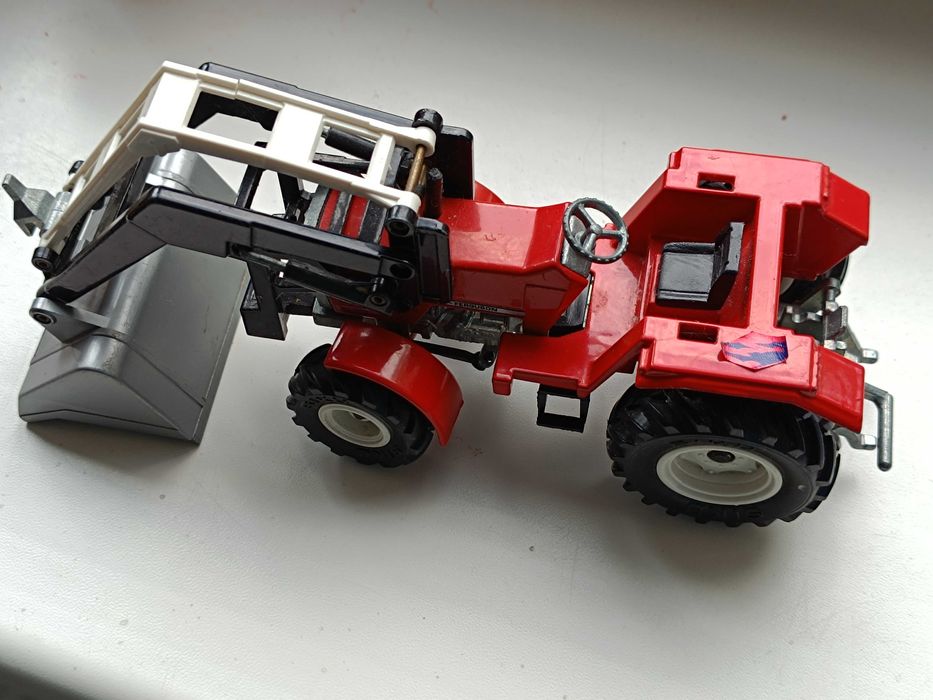 Игрушка трактор Siku Massey Ferguson 1:32 модель