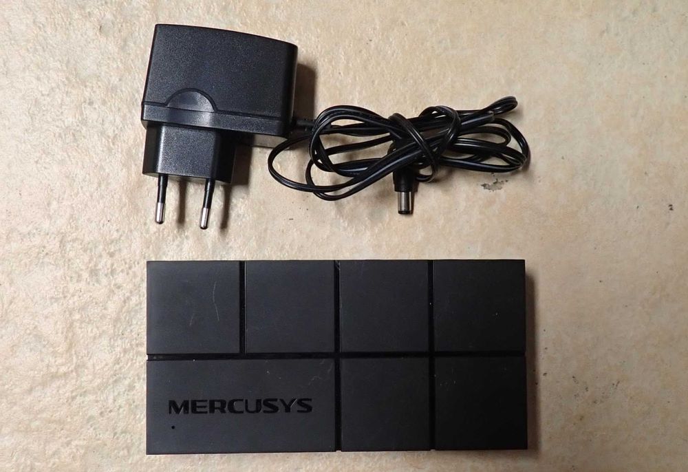 Switch de 8 portas + Switch de 5 portas - Pouco uso - Vendo conjunto