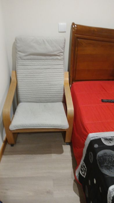 Quanto de casal composto por duas cadeiras e uma cómoda