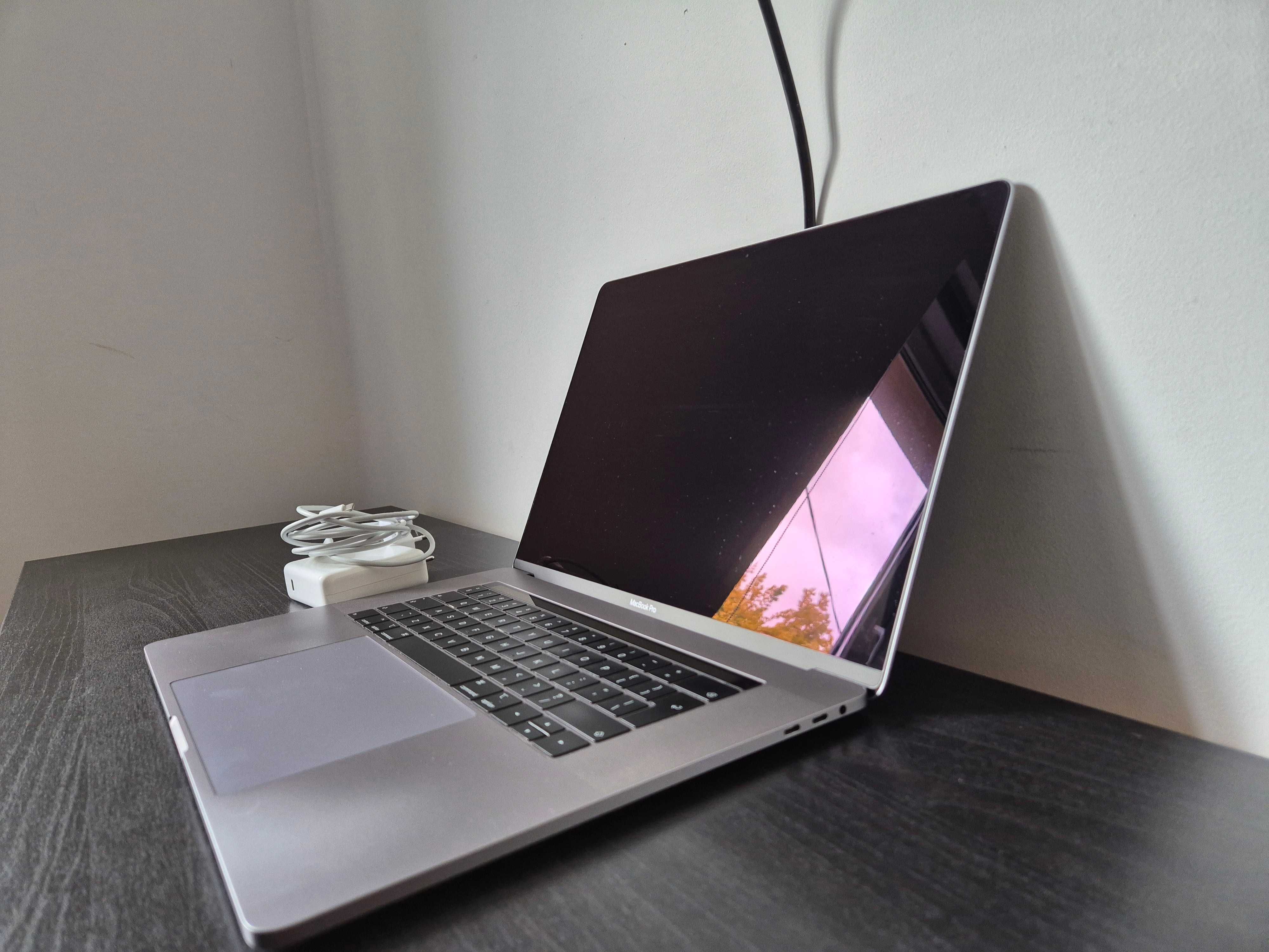 MacBook Pro A1990, Intel Core i7, 512SSD