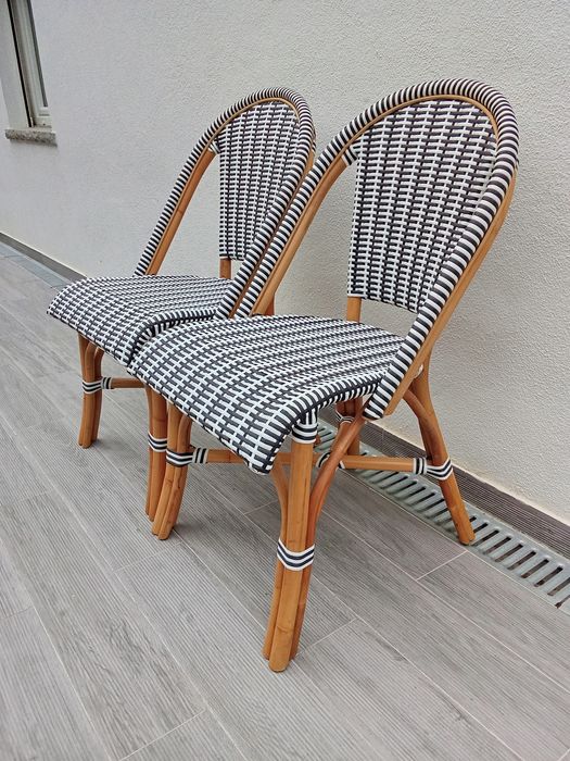 Cadeiras de madeira em rattan preto e branco