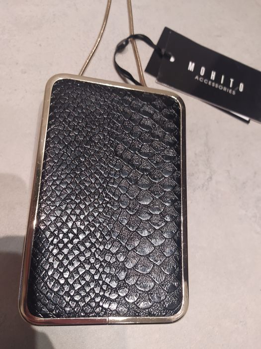 Czarna torebka MOHITO na łańcuszku