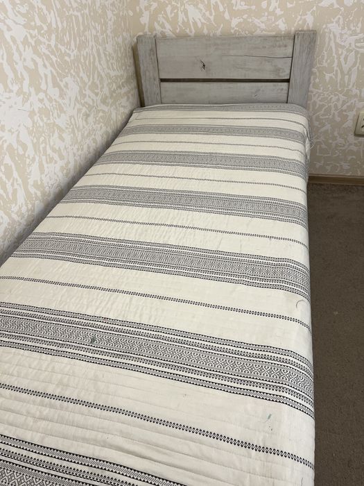 продається дубове ліжко односпальне