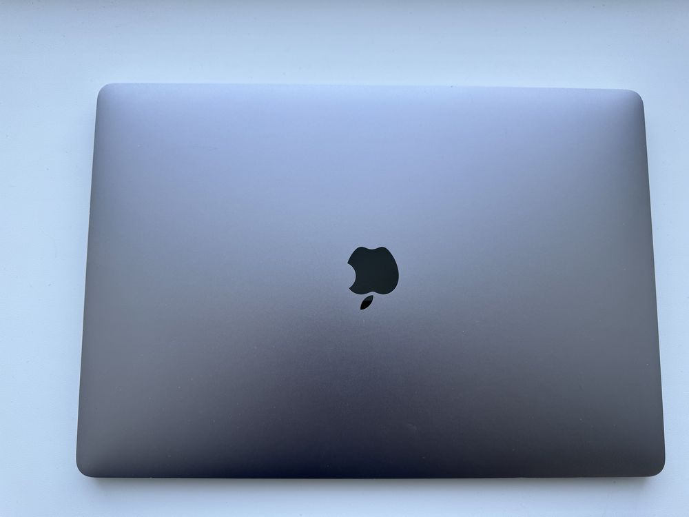 Apple MacBook Pro 15 2018/i7/2.2ghz/16gb/256gb
