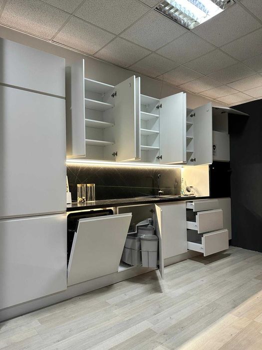 Kuchnia z ekspozycji biały mat/ fornir dąb