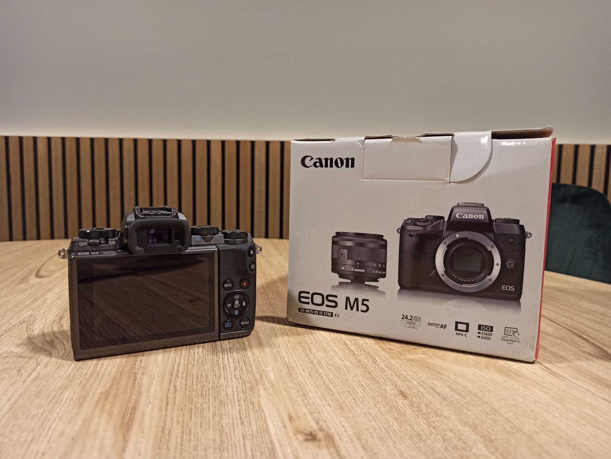 Canon Eos M5 + lente 15-45 + adaptador para lentes EF