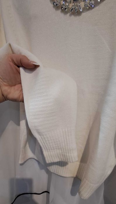 Piękny Biały Sweter Viskoza Biały Ozdobny Naszyjnik Kryształki r.S/M