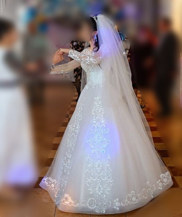 Весільна сукня білого кольору