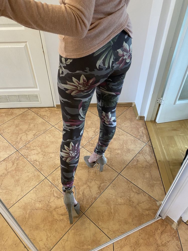Calzedonia leginsy obcisłe moro kwiaty khaki lilia magnolia
