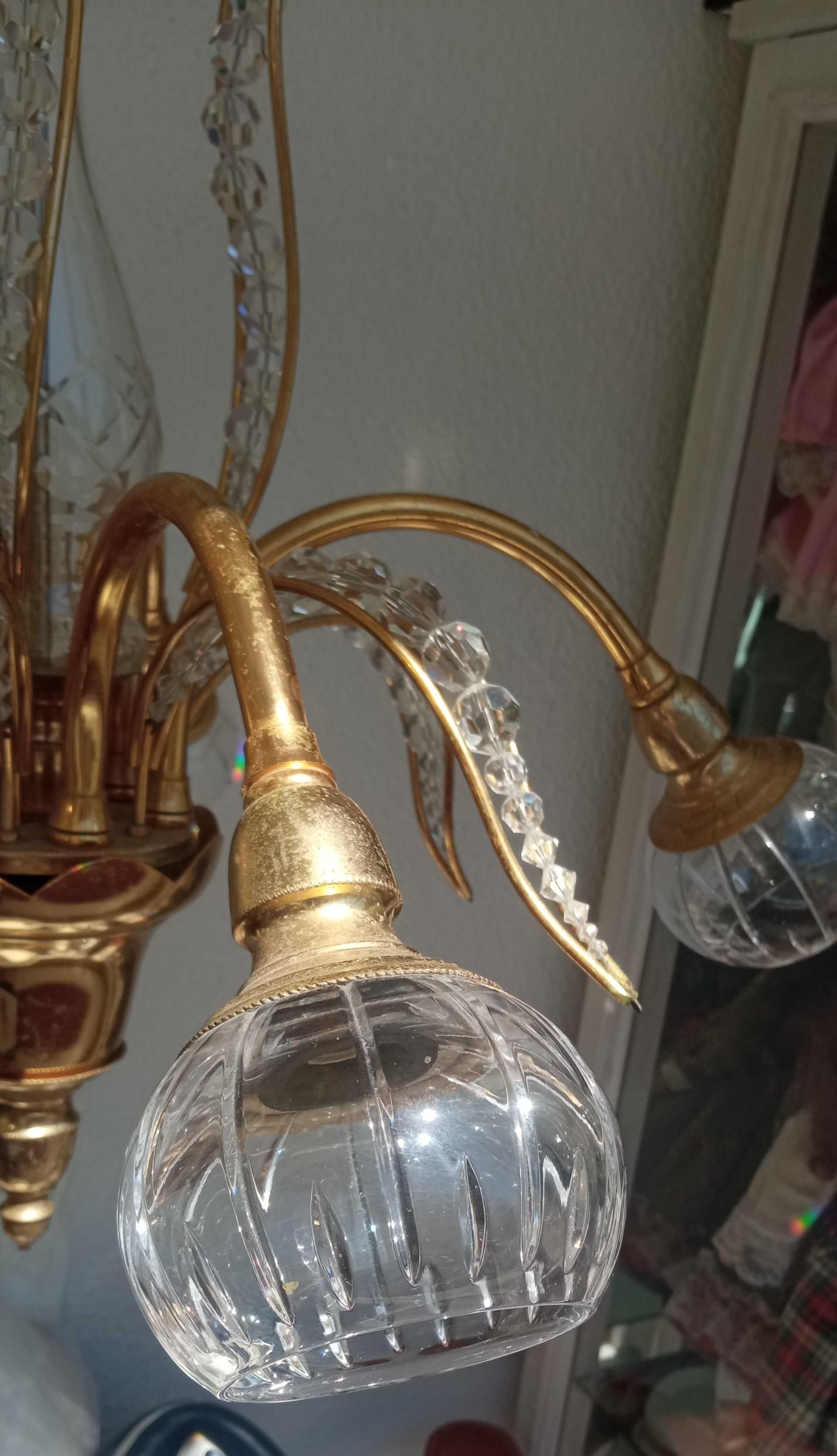 Candeeiro de teto dourado com globos em cristal