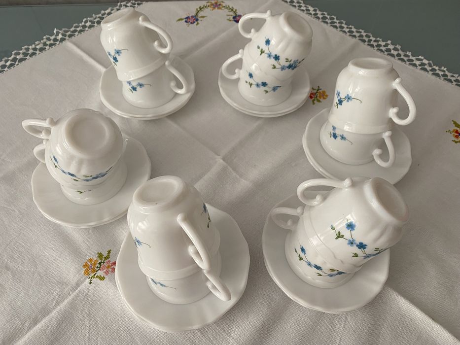 Conjunto de 12 Chávenas de café em porcelana